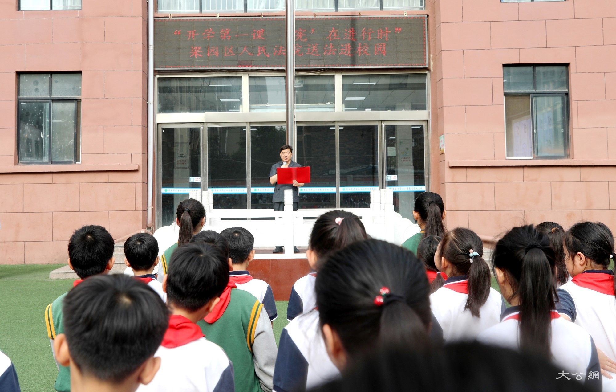 商丘市梁园区法院：开学第一课 “宪”在进行时