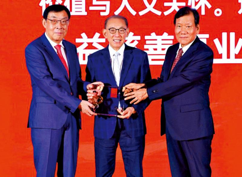 ﻿杨受成杨政龙获“中国公益时刻”颁慈善奖项