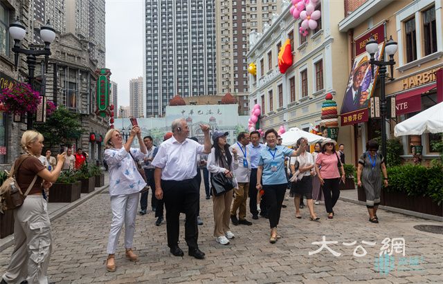 沉浸式感受冰城欧陆风情与音乐魅力 第二届兰花奖“走读中国”参访团深度体验冰城文化