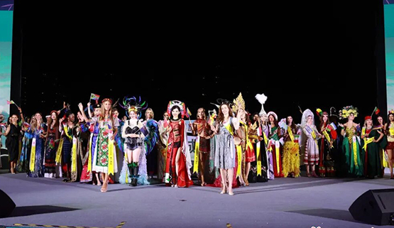 2025世界旅遊小姐全球總決賽入城儀式在常德河街舉行