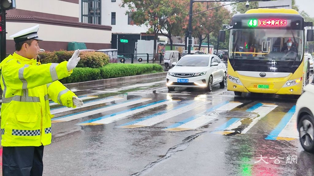 开封交警雨中坚守岗位 全力护航群众平安出行