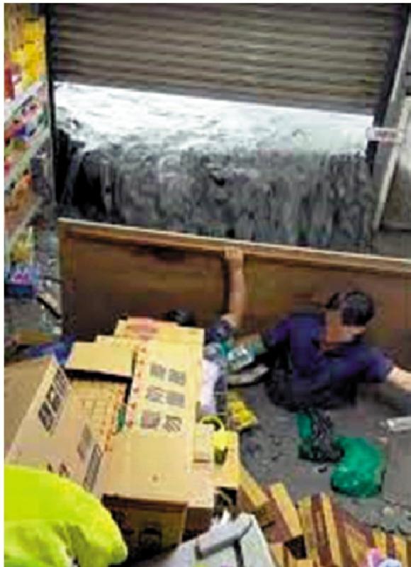 ﻿超市员工“肉身扛板”挡洪水自救