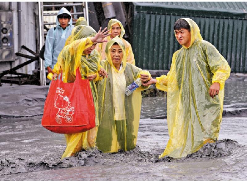 ﻿几近淹顶铁皮屋 6岁女童泥流中获救