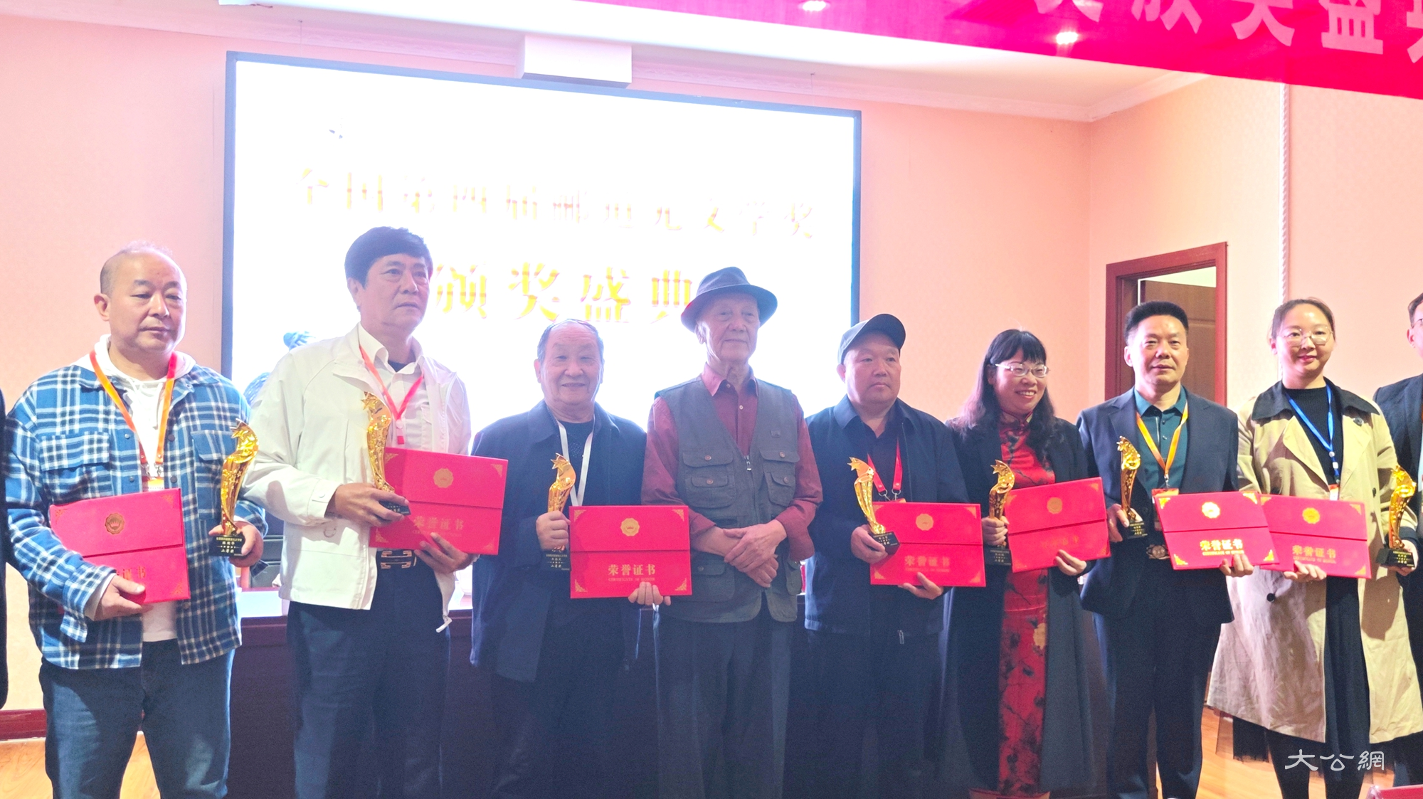 河南柘城：八旬医生王念夫科幻小说《捐命》获国家级文学大奖