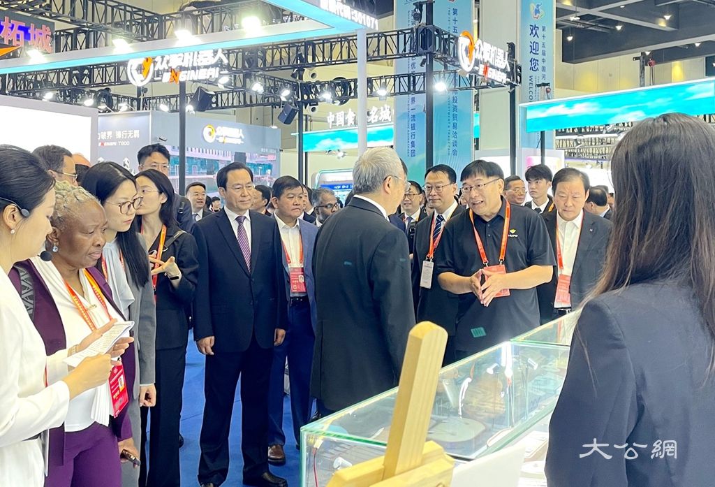 “惠丰钻石”闪耀第十五届河南投洽会 功能性金刚石与培育钻石引全球客商瞩目