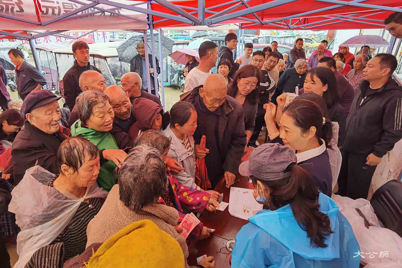 河南新乡：尊老助困 传递温情 中秋节慰问1500高龄老人