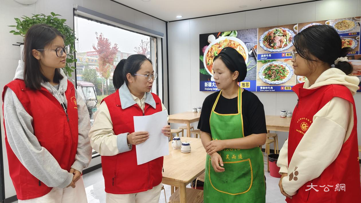 河南杞县：红马甲点亮双节餐桌 学雷锋筑牢节约新风