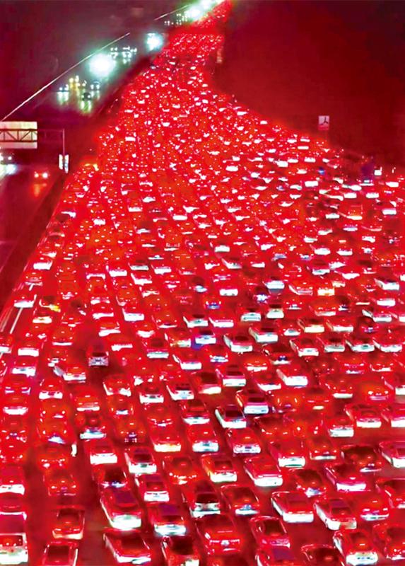 8天長假8.88億人次國內遊 花費逾8000億