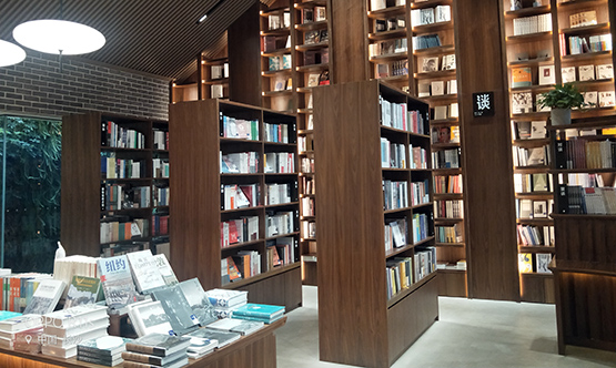 世界越「喧囂」 越要靜下心來讀點書 