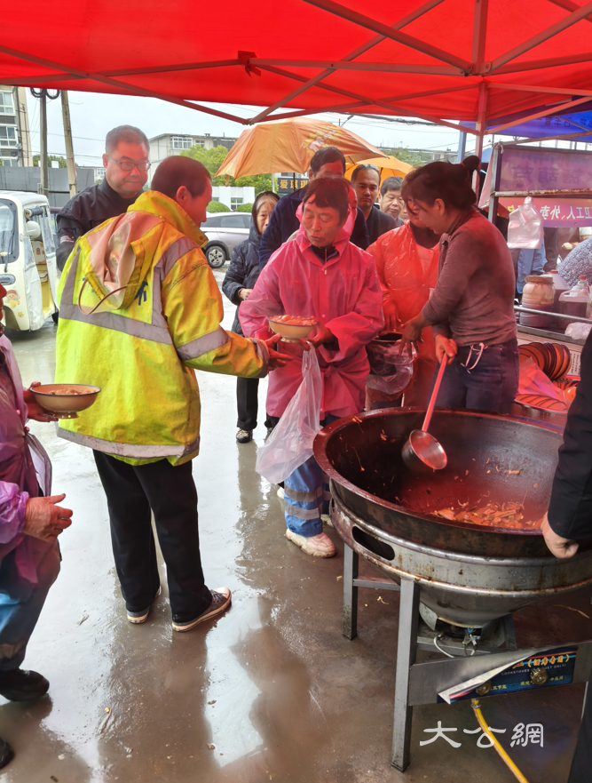 河南开封：“桃子爱心厨房”2000份热餐暖人心，善举引爱心接力