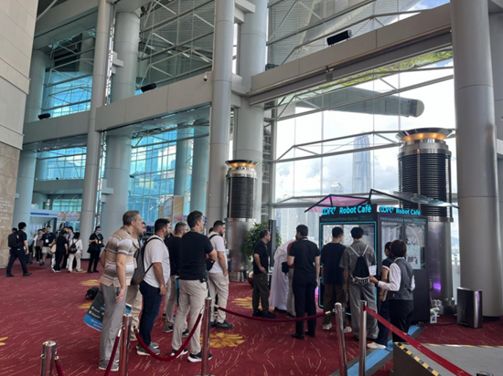 全能冠军COFE+亮相香港！世界首款六代咖啡机器人轰动业界