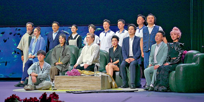 ﻿照见自我/10年记者生涯拓宽文学创作