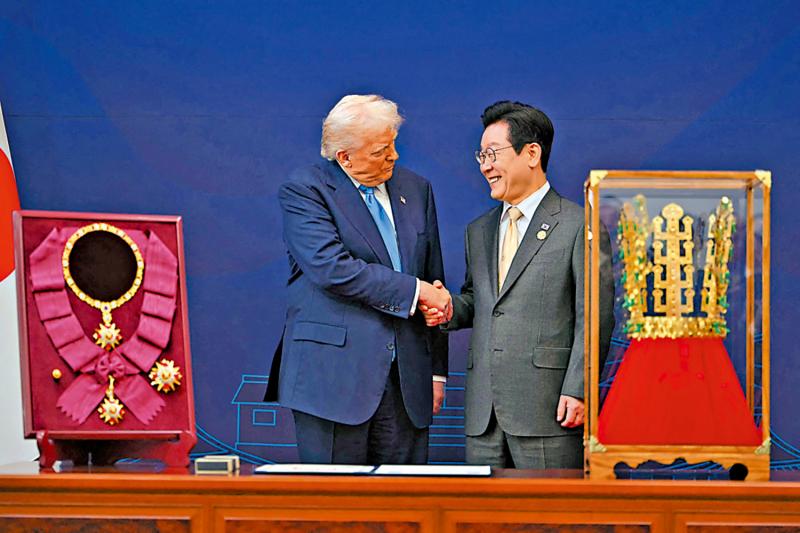 特朗普晤李在明 获赠金王冠模型