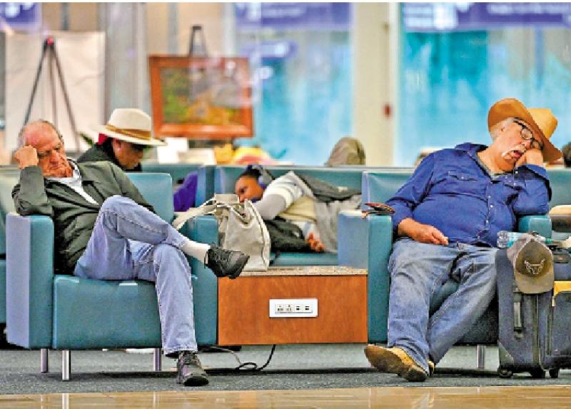 万斯：政府续停摆 感恩节或沦“航空灾难”