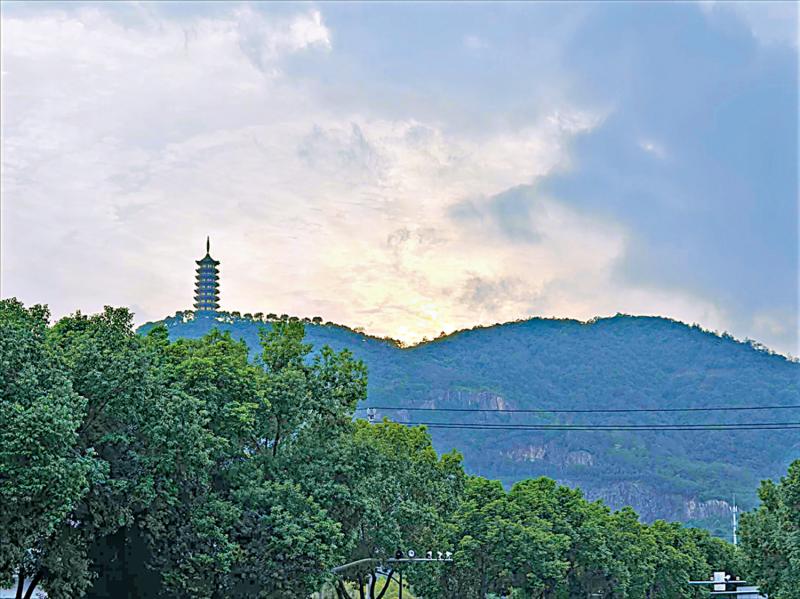 ﻿君子玉言/行走在故乡的桂花间\小 杳