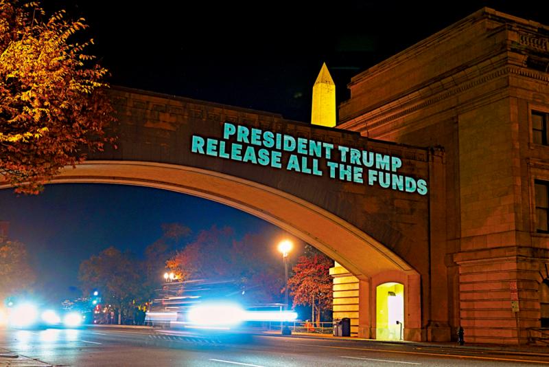 美政府续停摆 交通部长威胁关闭领空