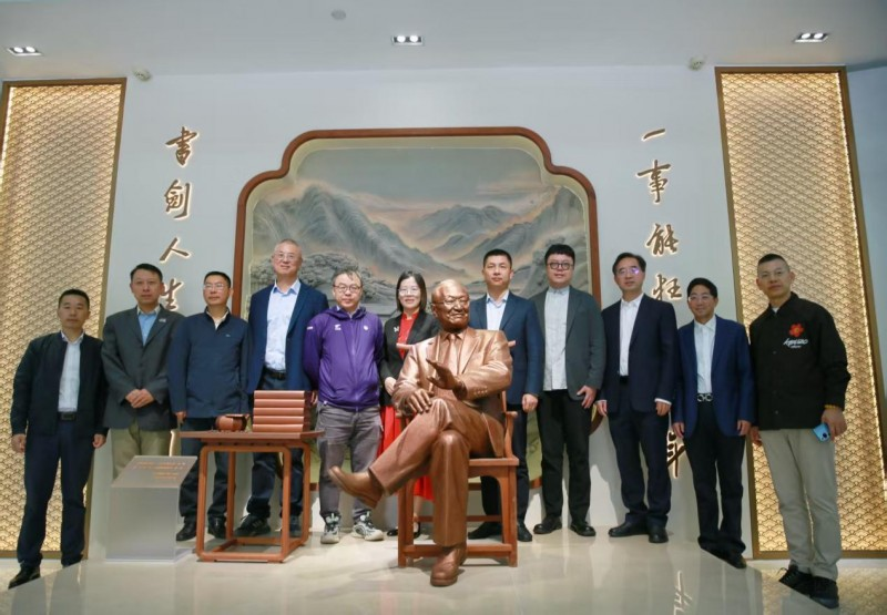 大侠归来!金庸铜像落户母校衢州一中