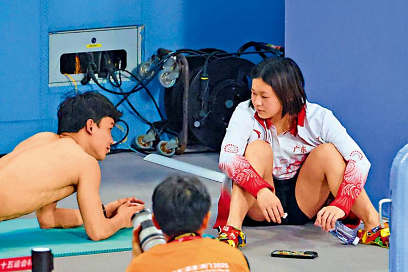 花絮/化身跑腿员 给队友送康复贴