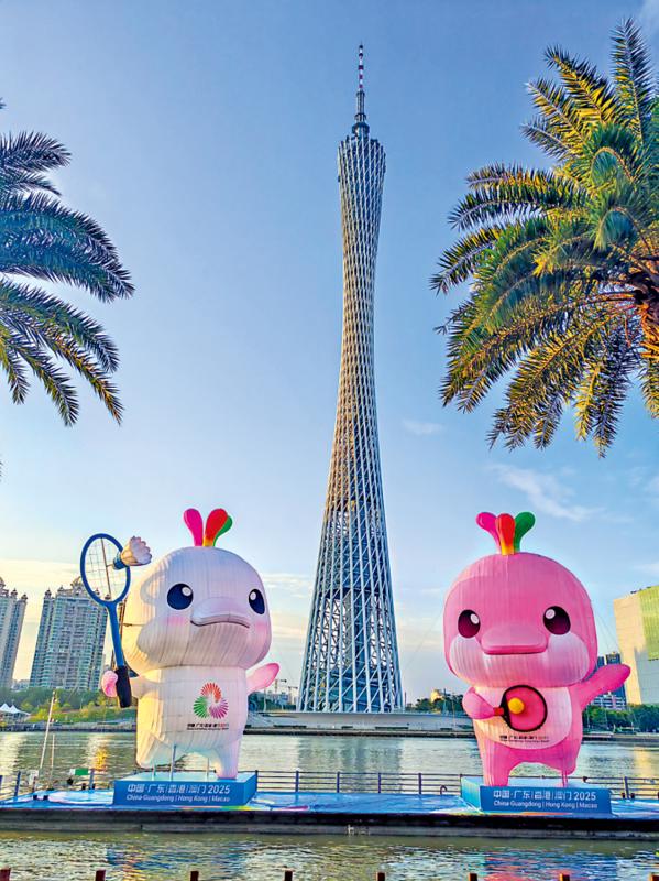 吉祥物大型装置矗立珠江
