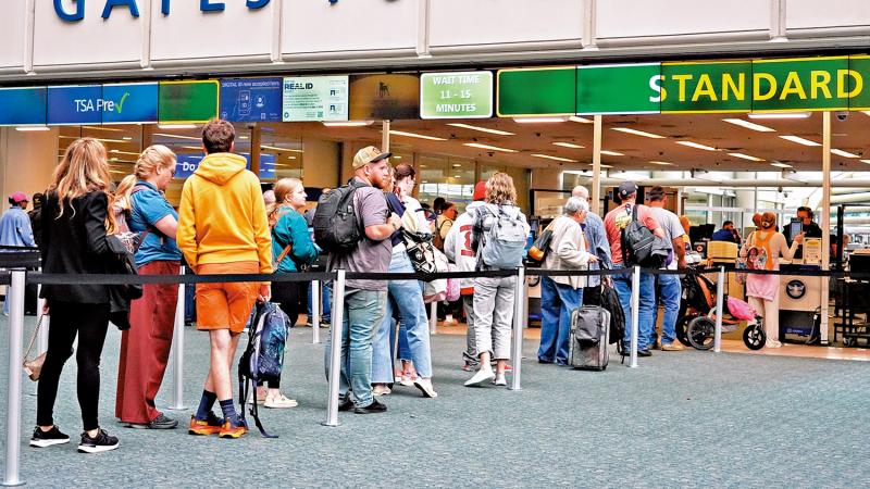 美政府停摆持续 40机场拟削一成航班