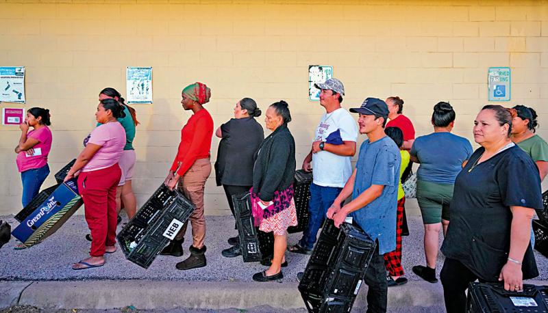 雪上加霜/停发食品援助金 4200万人恐“断粮”