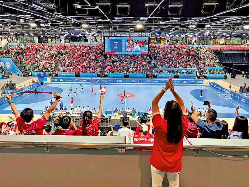 罗淑佩现场为健儿打气