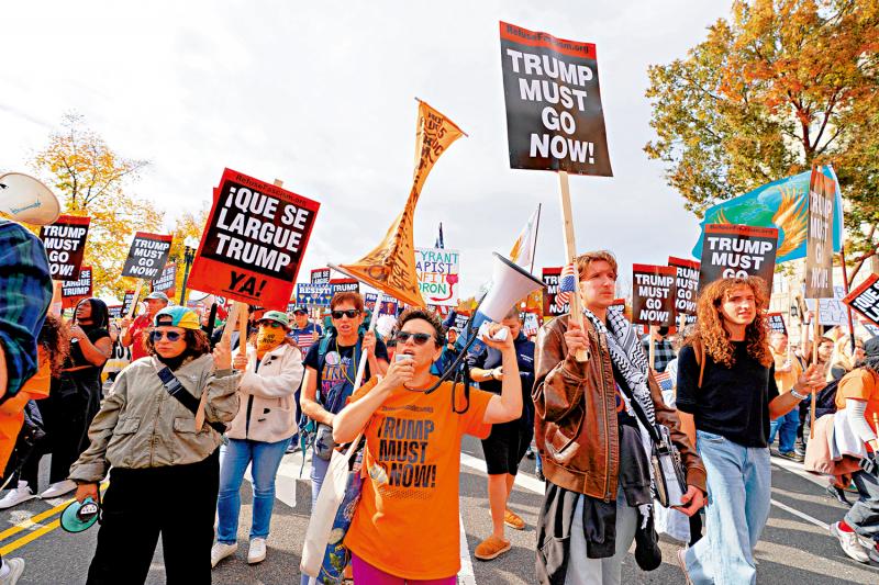 政府停摆失救济 美国民众捡垃圾充饥