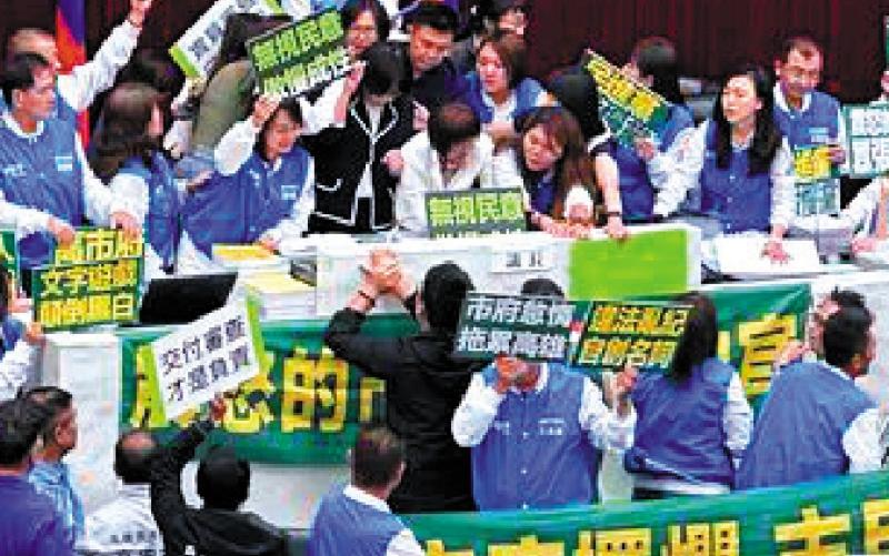 ﻿高雄审议预算 蓝绿爆激烈肢体冲突