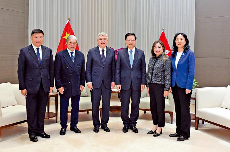 李家超会见国际奥委会终身名誉主席巴赫 全力支持明年在港举办奥委会代表大会