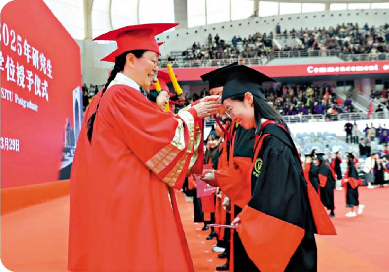 ﻿新闻热话/上海交大明年拟招5000博士生 各方热议