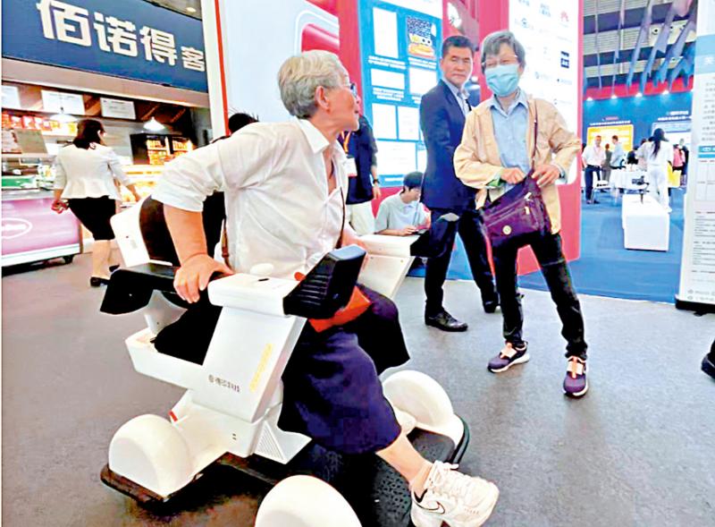 刚柔并济/听得懂方言 辅助长者行走