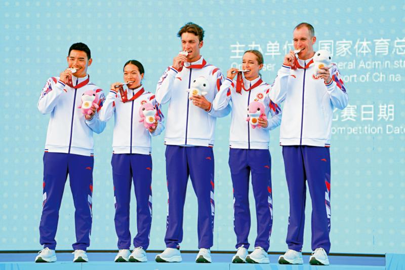 港三铁队混合接力赛获银