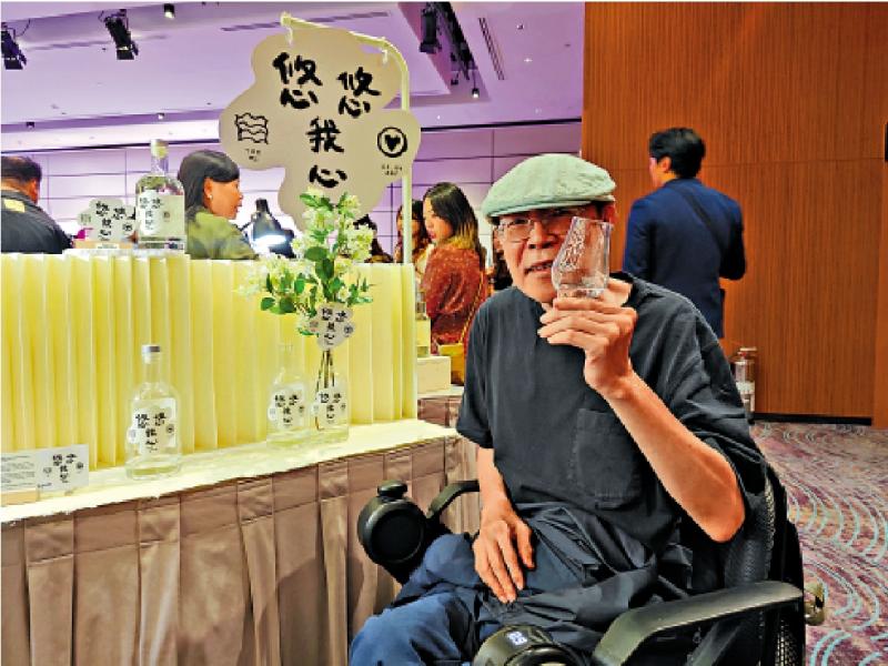 ﻿开创新品/酒评家：阅酒半世纪 自酿一毡酒