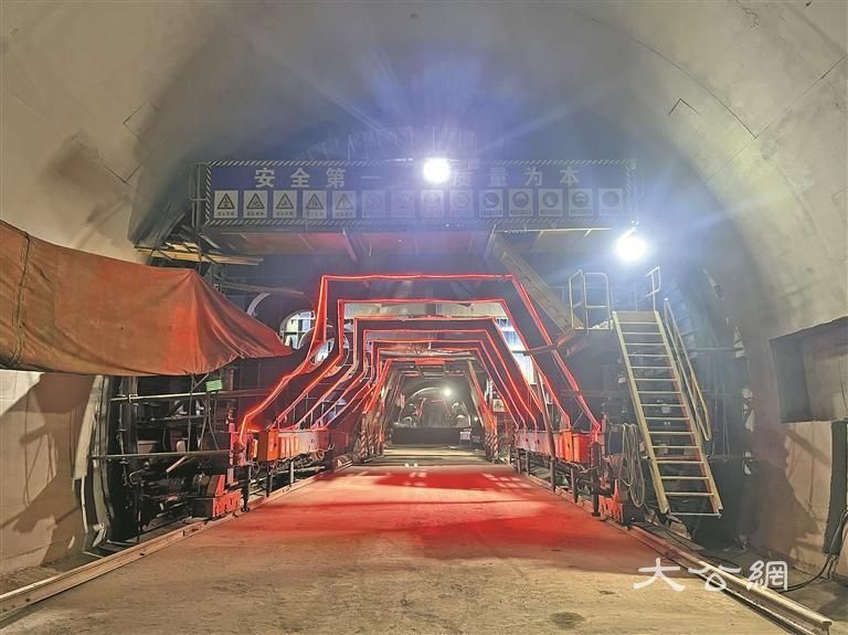 鹤哈高速峰岩山隧道双洞贯通