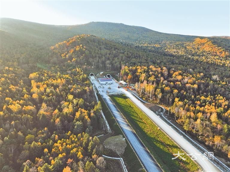 鹤哈高速峰岩山隧道双洞贯通
