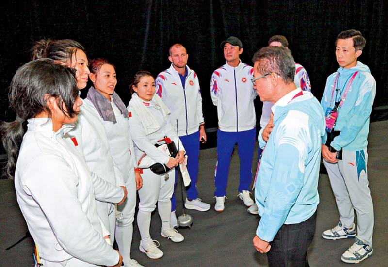 财政司司长到体艺馆打气