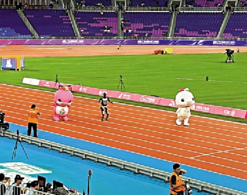 可爱一幕/百米对决 “大湾鸡”跑赢机器人