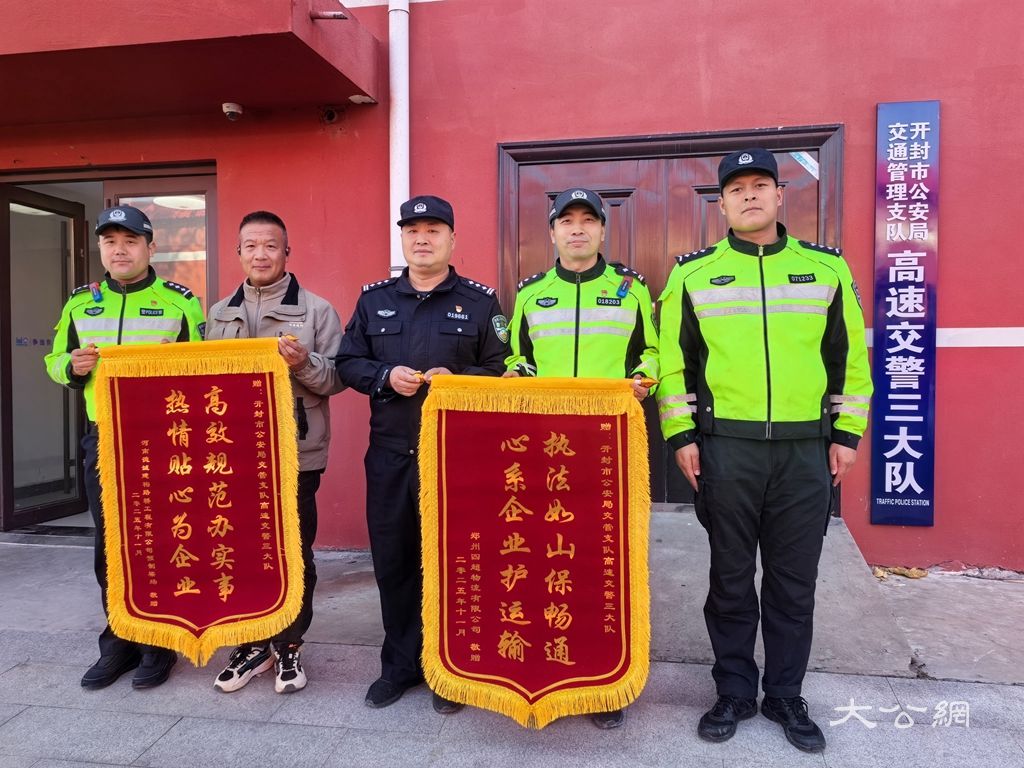 河南开封：大件车低速行驶存隐患 高速交警护航守平安