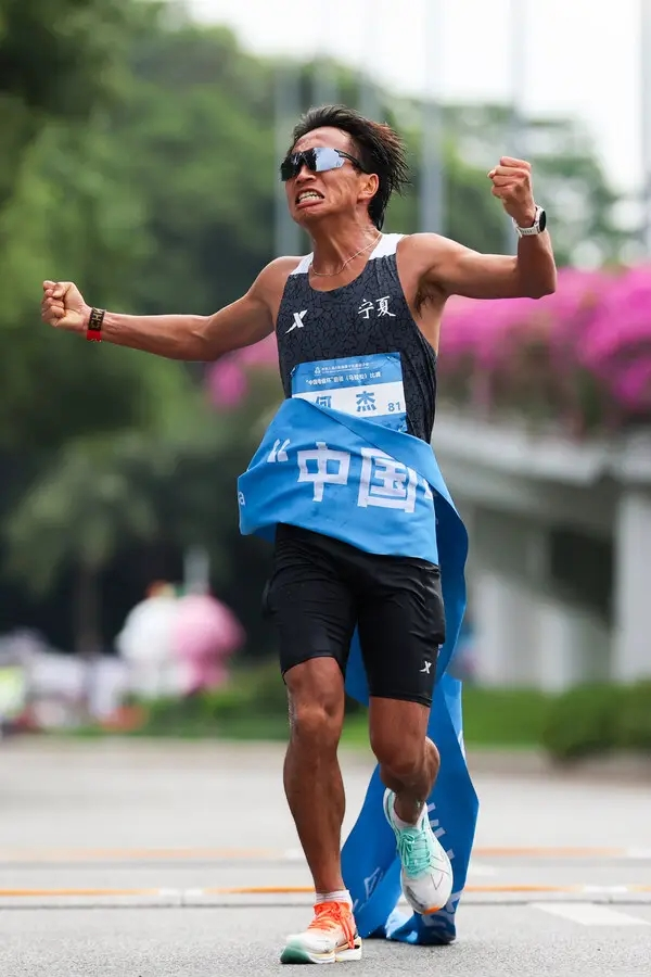 全运会史上首个跨境马拉松冠军!特步冠军版跑鞋助力何杰再夺冠