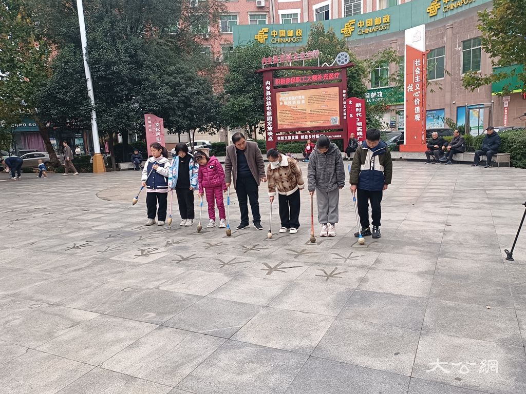 墨香润童心 公益暖内乡——记爱心教师郭俊杰的书法公益之路