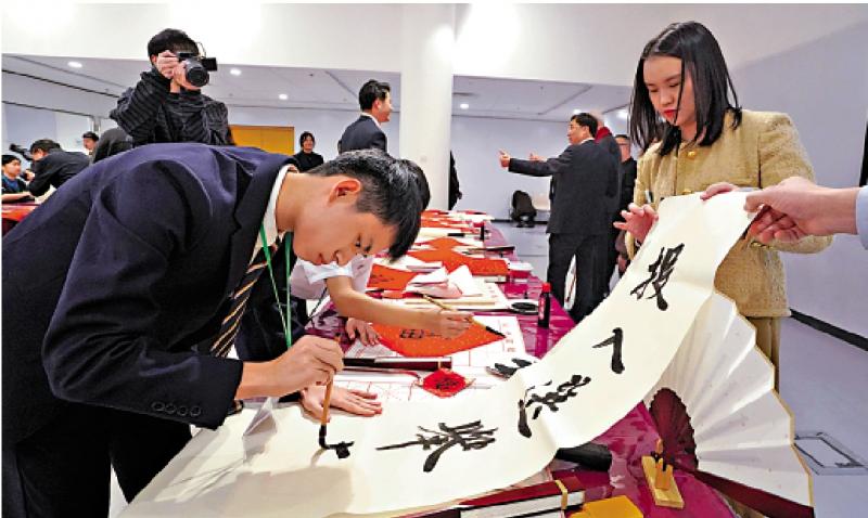 特稿/即席书写“投入选举，共创未来”