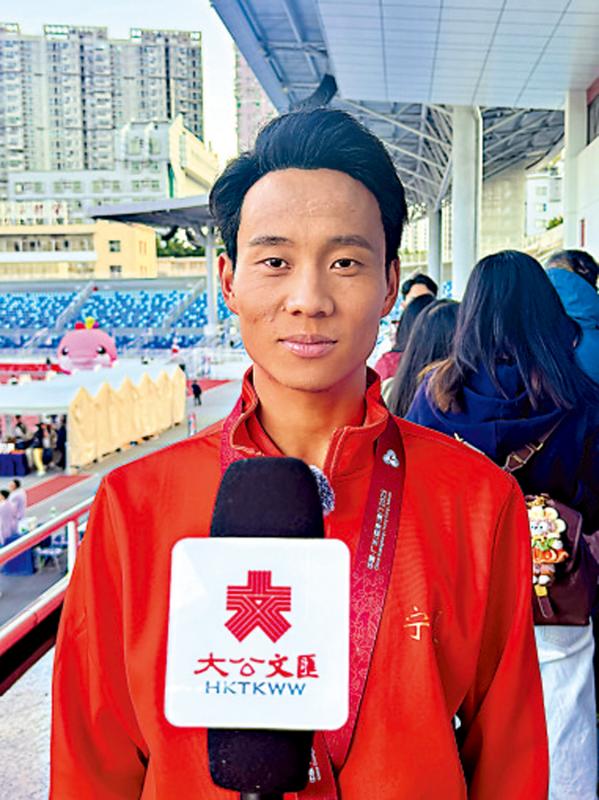 跨境马拉松冠军何杰：香港市民加油声给我动力