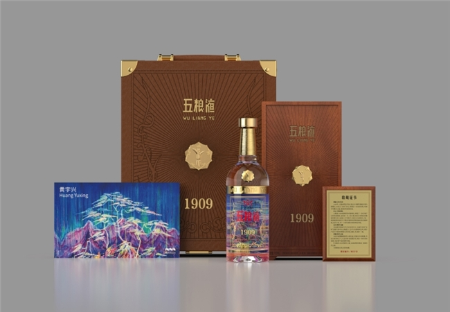 香港苏富比陈年酒拍卖会圆满收官 22组五粮液陈年酒悉数成交，艺术家联名款表现亮眼