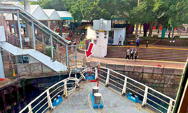 中环5号码头渡轮撞毁梯级石壆