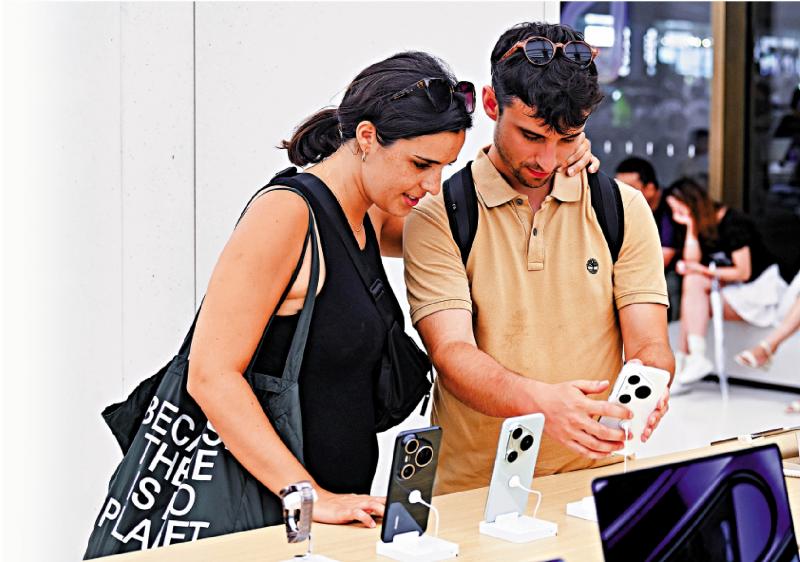 ﻿新闻热话/“中国游”带火中国购 外国客提空箱子赴华“扫货”