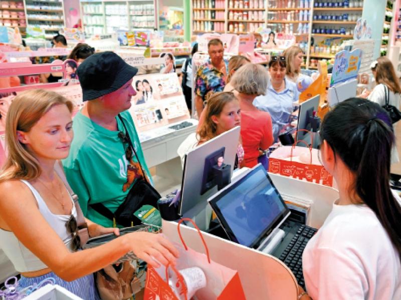 ﻿专家解读/“购在中国”显效 消费提质升级