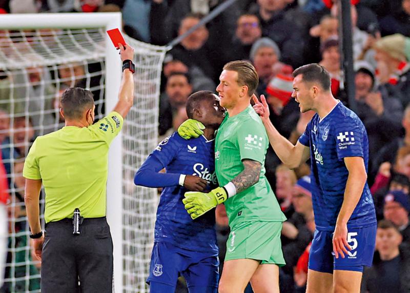 爱华顿演内讧闹剧 少踢一人照赢曼联