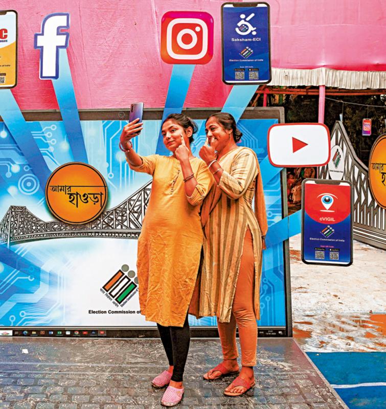 ﻿印度选民凭染墨手指享美食