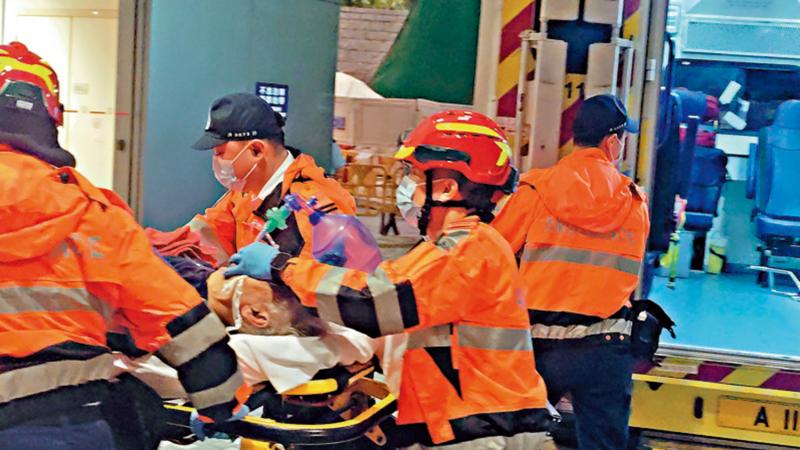 市民奔走医院寻亲　忧心落泪