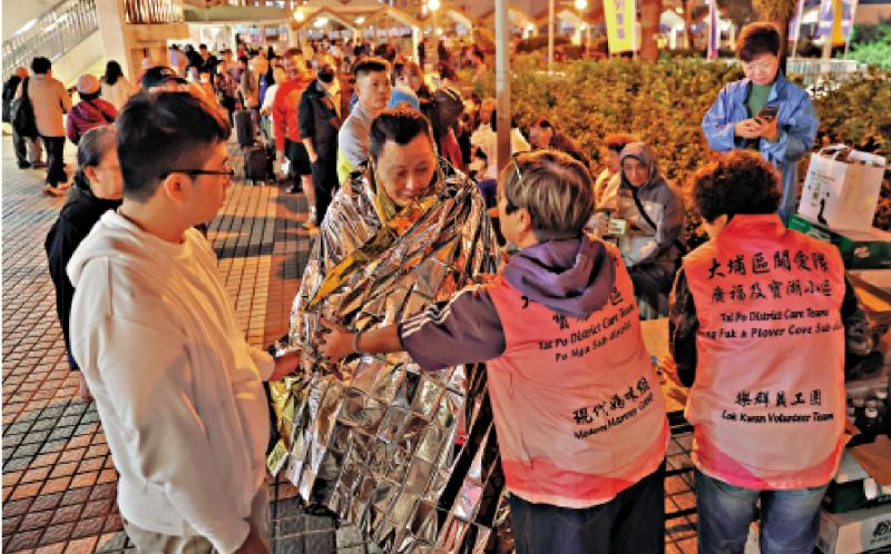 关爱队协助居民疏散 派送物资